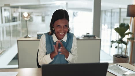 Mujer-De-Negocios-Emocionada,-Computadora-Portátil