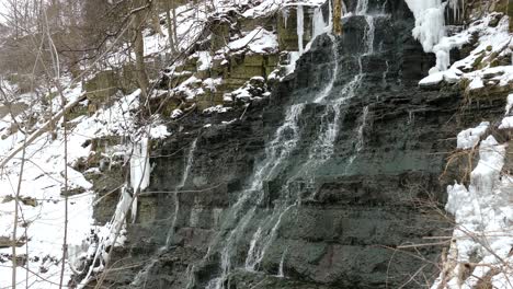 Kleiner-Wasserfall-Im-Gefrorenen-Wasserfall-Bei-Starkem-Schneefall