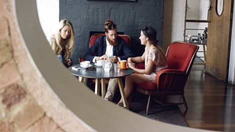 Informal-small-business-meeting-in-cafe