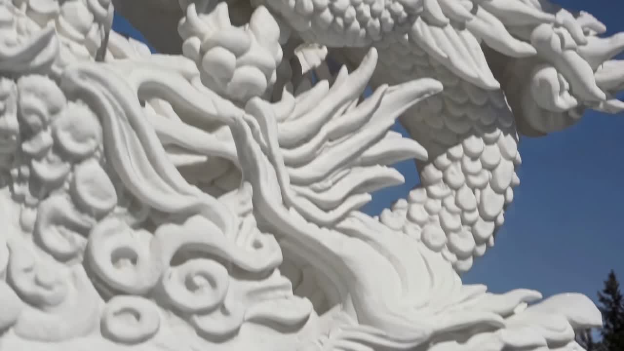 푸른 하늘을 배경으로  드래곤 조각