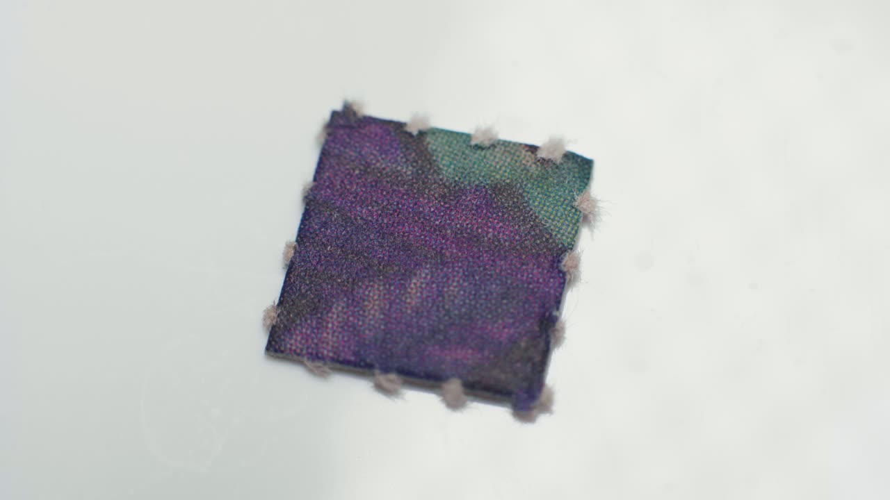 toma macro 4k de una pestaña de ácido púrpura de lsd