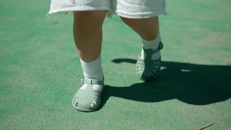 Baby-first-walking---legs-close-up