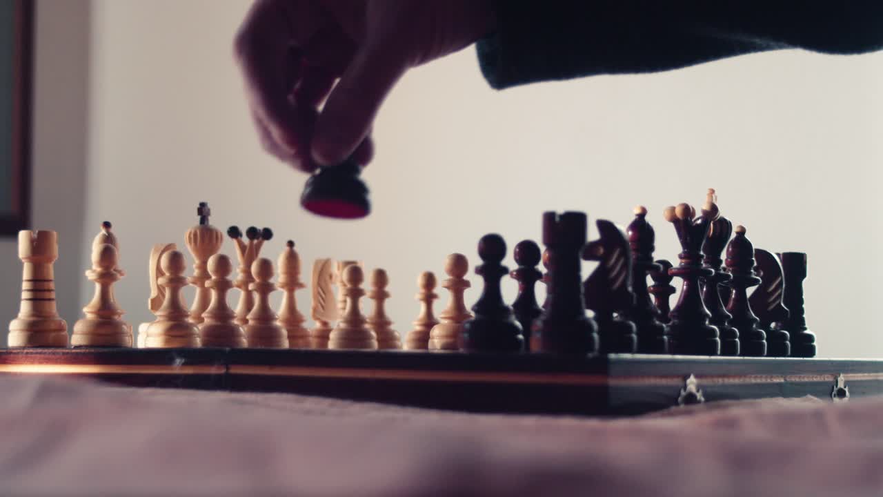 체스맨은 흰색 폰으로 검은 폰을 잡습니다.