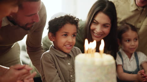 Niño,-Velas-Y-Soplo-En-Pastel-De-Cumpleaños