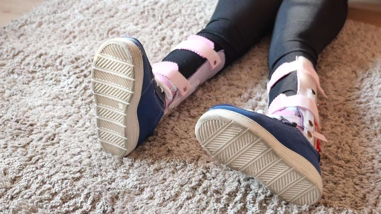 niño con soporte para las piernas