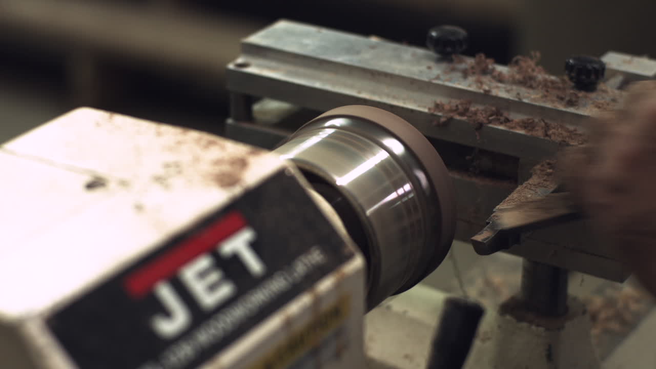 3-4 слайдерный снимок столяра, вырезающего дерево на заводском токарном станке с пильной пылью