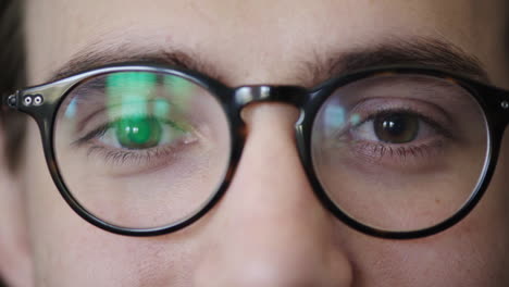 hombre, zoom de cara y gafas con ojos