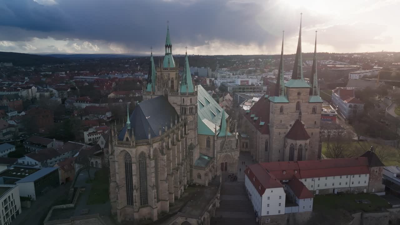 una toma con vistas a la catedral de erfurt domplatz en el estado de turingia, alemania