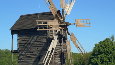 Windmühle,-Die-Sich-Im-Wind-Dreht.-Nahaufnahme-Der-Alten-Mühle-Am-Blauen-Himmel