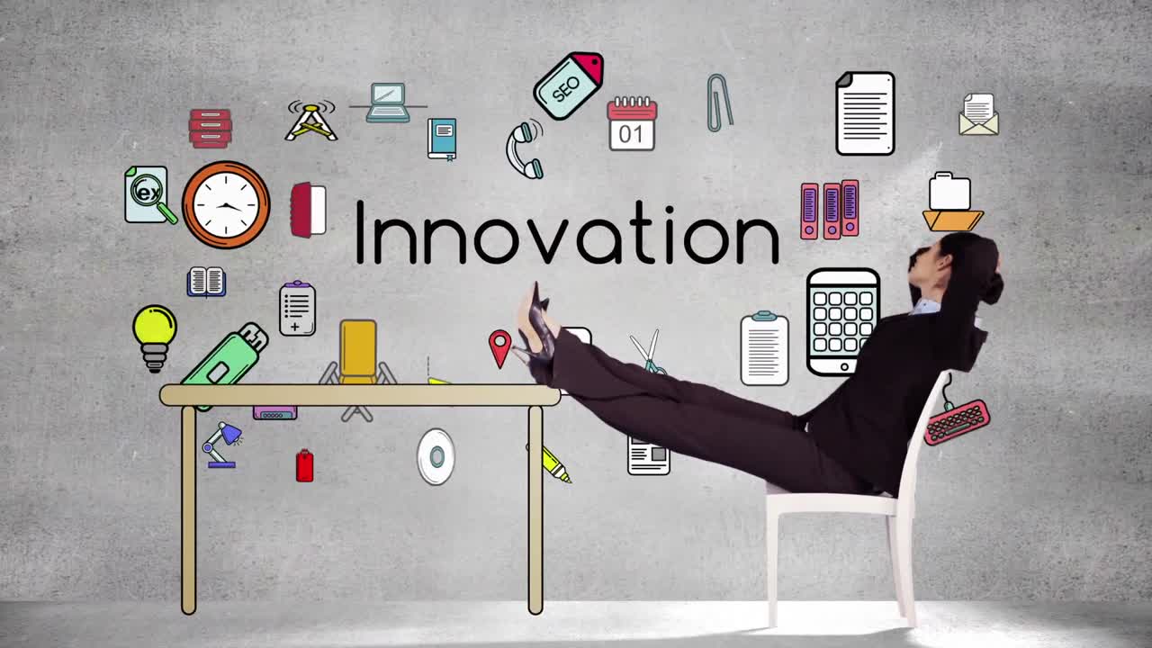 웃는 사업가 여자가 휴식을 취하고 있습니다.