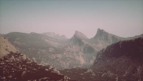 Silhouette-Der-Schweizer-Alpen-In-Morgenwolken