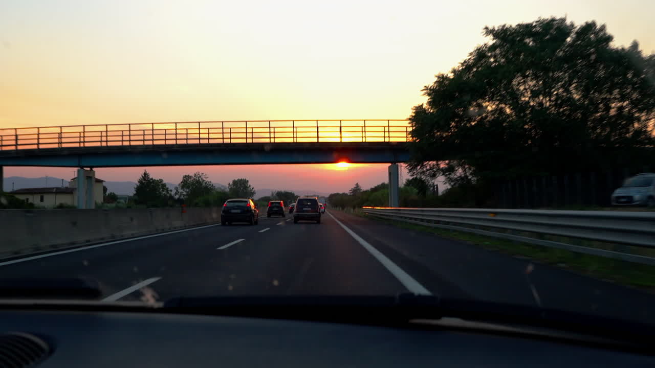 이탈리아 피렌체 근처 오토스트라다에서 이탈리아 일출을 운전하다