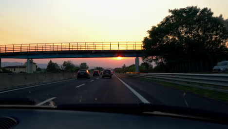 conduciendo en el amanecer italiano en la autostrada cerca de florencia, italia