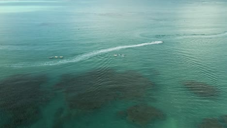 Luquillo-Puerto-Rico-Motos-Acuáticas-En-El-Agua---Kiosko-De-Luquillo-Playa-Fortuna-Vuelo-Aéreo-Sobre-El-Atardecer-Día-Nublado-4k-24p