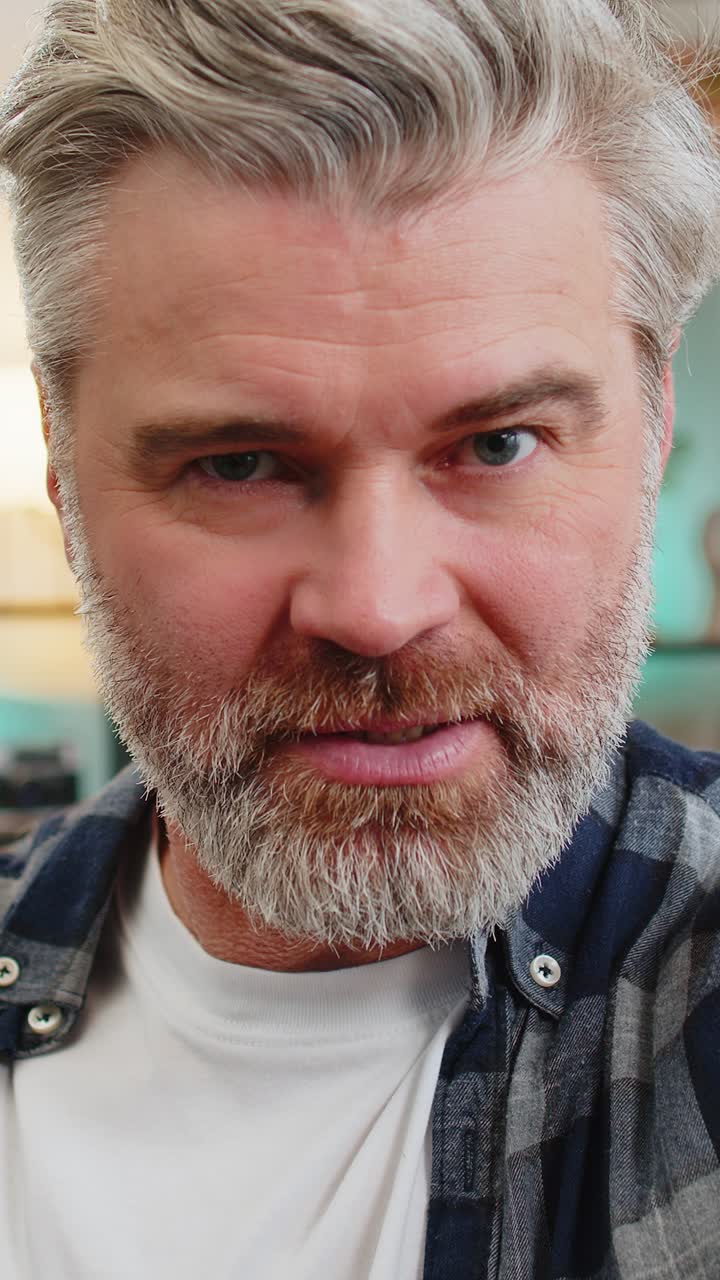 pov retrato de un anciano feliz conversando con un amigo o pariente en una llamada de video en un teléfono inteligente