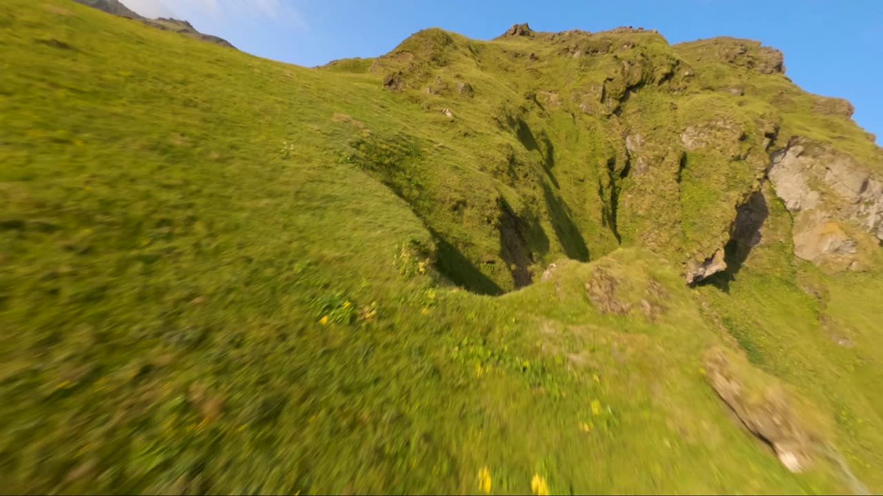vuelo cinemático de drones fpv cuesta arriba hasta la cima de una montaña en vik, islandia