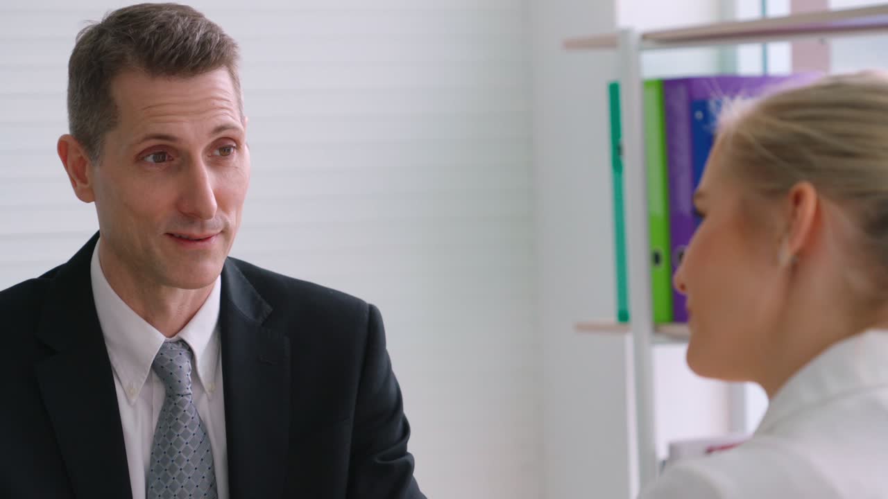 취업 면접 중 인 구직자 와 관리자 의 만남