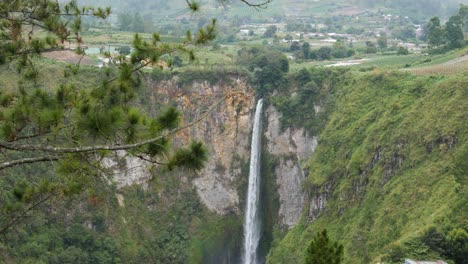 Toma-En-Cámara-Lenta-Desde-La-Vista-Del-Agua-Cayendo-En-La-Cascada-Sipiso-Piso-En-El-Norte-De-Sumatra,-Indonesia---Cámara-Inclinada-Hacia-Abajo