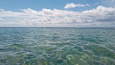 Transparente-Meeresoberfläche-Und-Weiße-Wolken-Am-Blauen-Himmel