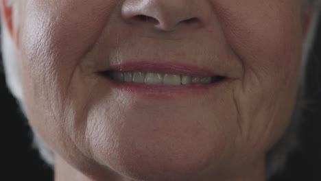 Nahaufnahme-Des-Mundes-Einer-Alten-Frau,-Die-Glückliche-Zähne-Lächelt,-Zahngesundheit