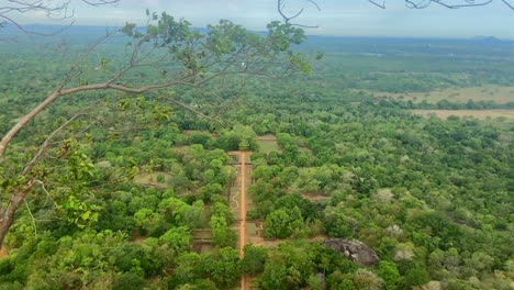 Establecimiento-De-Una-Toma-Manual-Mirando-Hacia-Abajo-Desde-La-Cima-De-La-Roca-Del-León-De-Sigiriya,-Sitio-Declarado-Patrimonio-Mundial-De-La-Unesco-En-Sri-Lanka