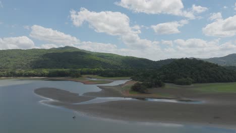 Drohne-Kreist-über-Dem-Naturschutzgebiet-Aniana-Vargas-Und-Dem-Fluss-Yuna-In-Der-Dominikanischen-Republik