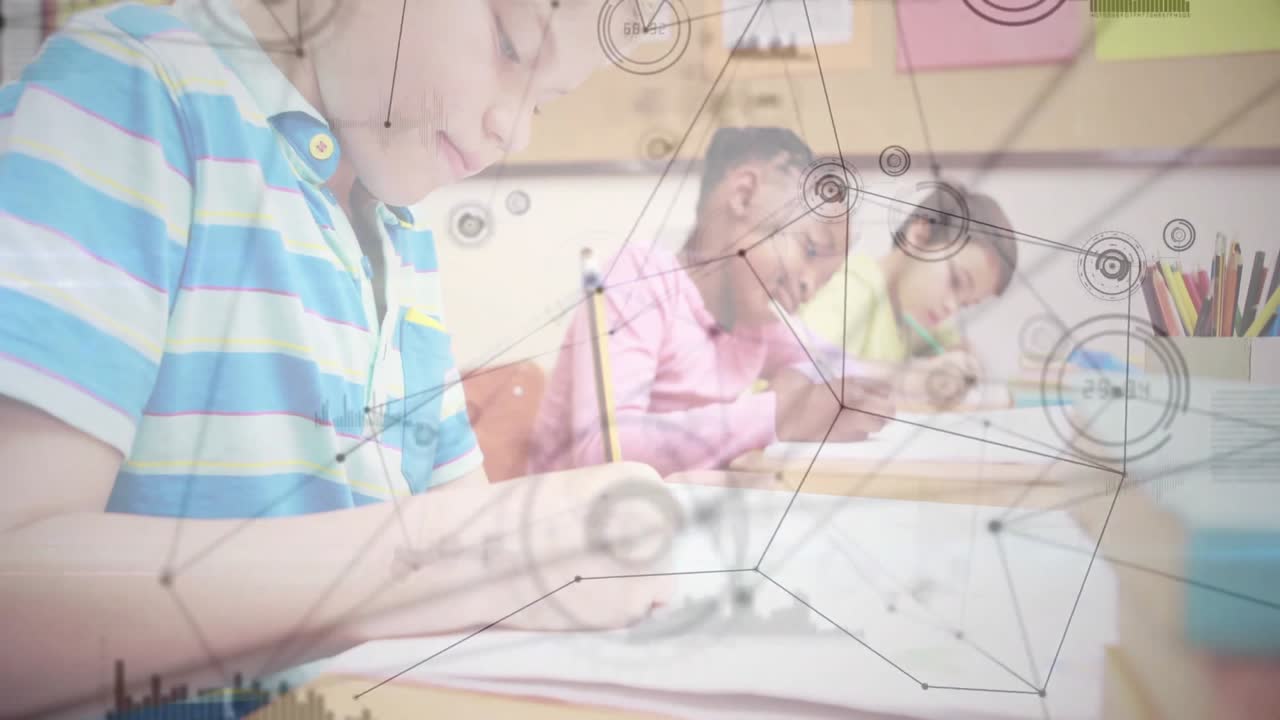 Colegial tomando notas en educación, iniciando gráficos de red que se desvanecen, mientras sus compañeros de clase escriben.