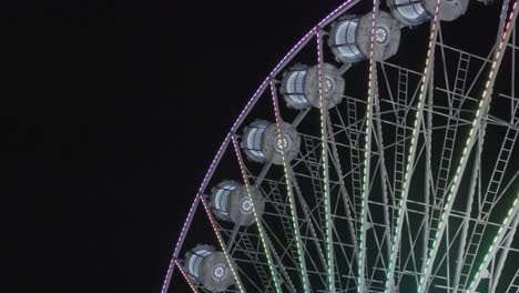 Riesenrad-In-Der-Nacht-Mit-Led-lichtern-Beleuchtet-Handheld-Schuss-Langsam-Bewegen