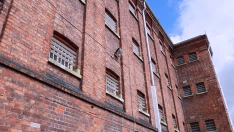 Shrewsbury-Prison,-Outside-In-The-Exercise-Yard,-Looking-Up-At-The-Cells-On-The-Wing