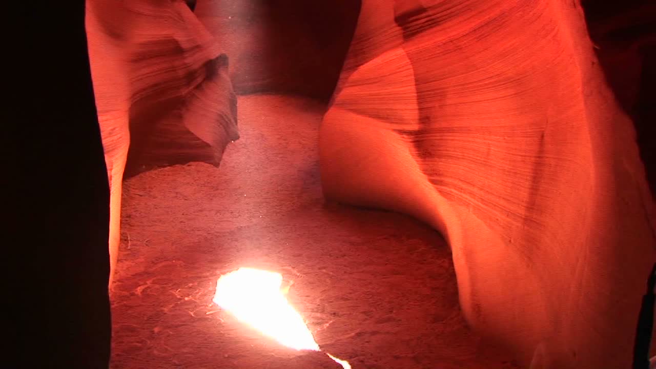 영양 캐년 애리조나에 있는 크레바스의 모래 바닥을 비추는 햇빛의 샤프트