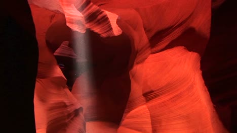 Panup-De-Un-Eje-De-Luz-Solar-Iluminando-El-Suelo-De-Arena-De-Una-Grieta-En-Antelope-Canyon-Arizona