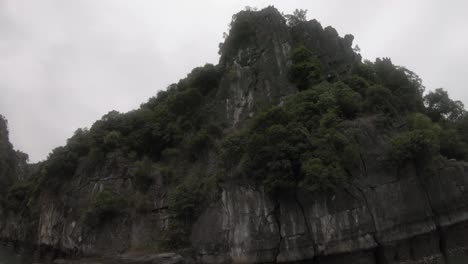 Eine-Klippe-Auf-Einer-Insel-Inmitten-Der-Atemberaubenden-Halong-Bucht-In-Vietnam,-Aufgenommen-Mit-Einer-GoPro-Von-Einem-Kajak-Aus