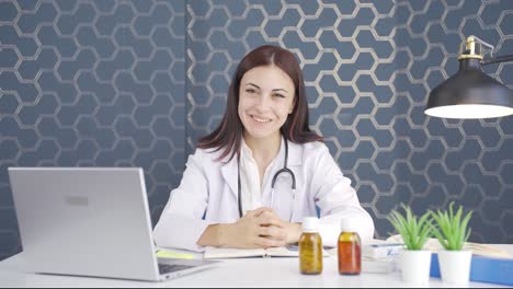 la mujer médica está feliz y se regocija.