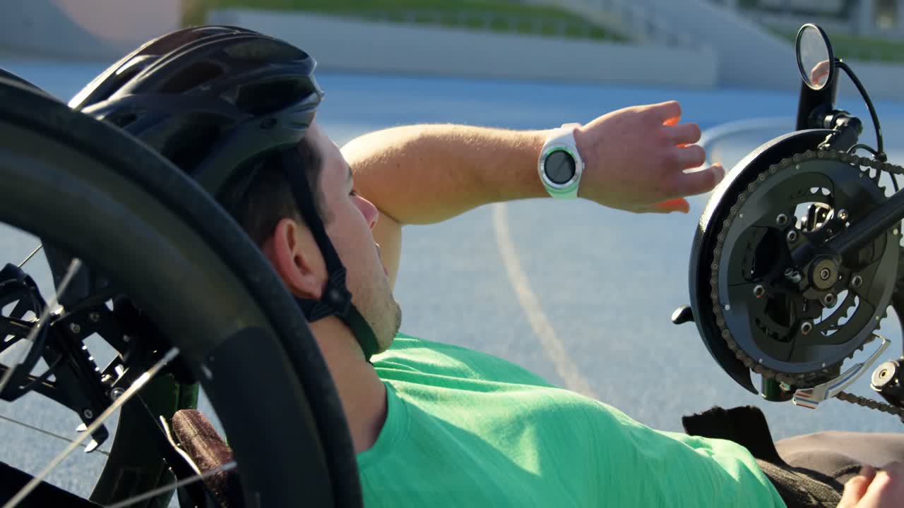 4k 달리기 트랙에서 스마트 워치를 사용하는 장애인 운동 선수