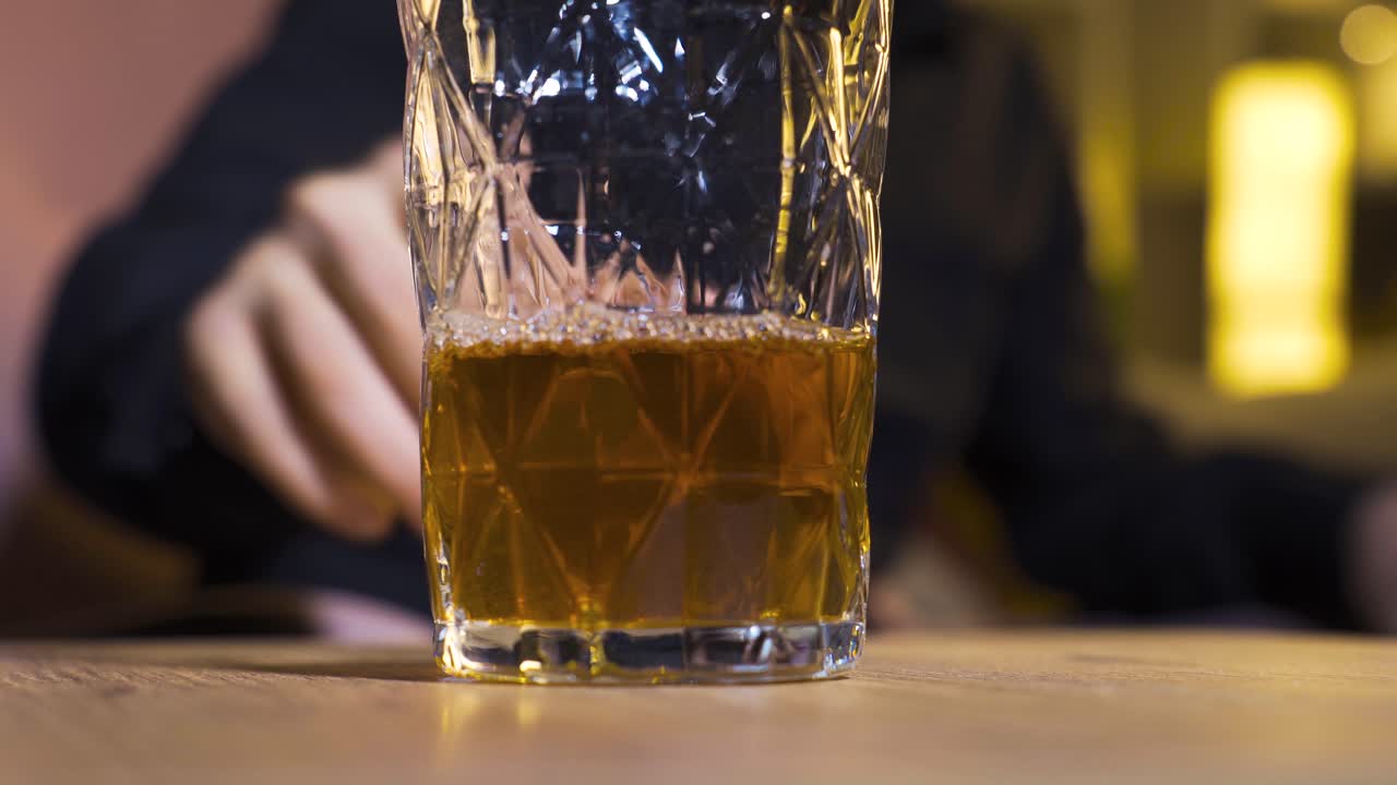 Bere alcol. L'uomo sta bevendo whisky