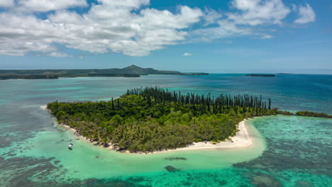 los barcos llevan a los turistas a ile moro en nueva caledonia, una isla deshabitada y un paraíso.