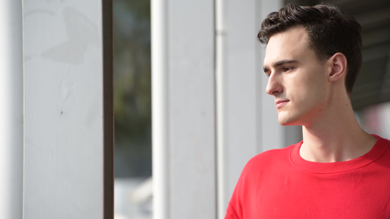 Düşünen genç yakışıklı adam