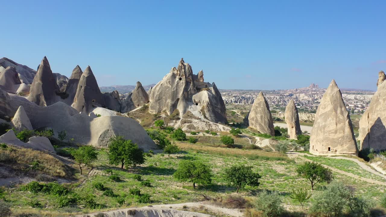 카파도키아 요정 굴뚝을 바라보는 남성 여행자, 전방 공중