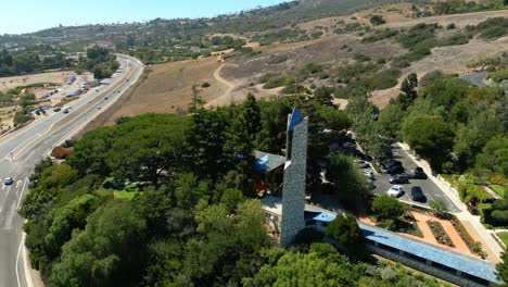 video de avión no tripulado de la capilla de los viajeros en palos verdes, california en un brillante día soleado