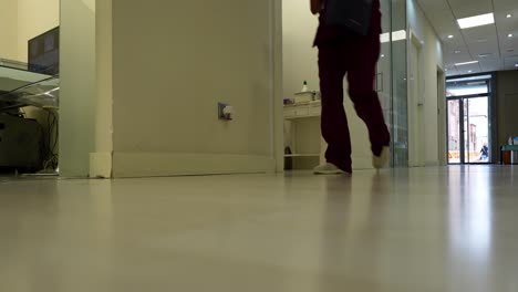 corredor de una clínica dental con dentistas mujeres caminando. ángulo bajo