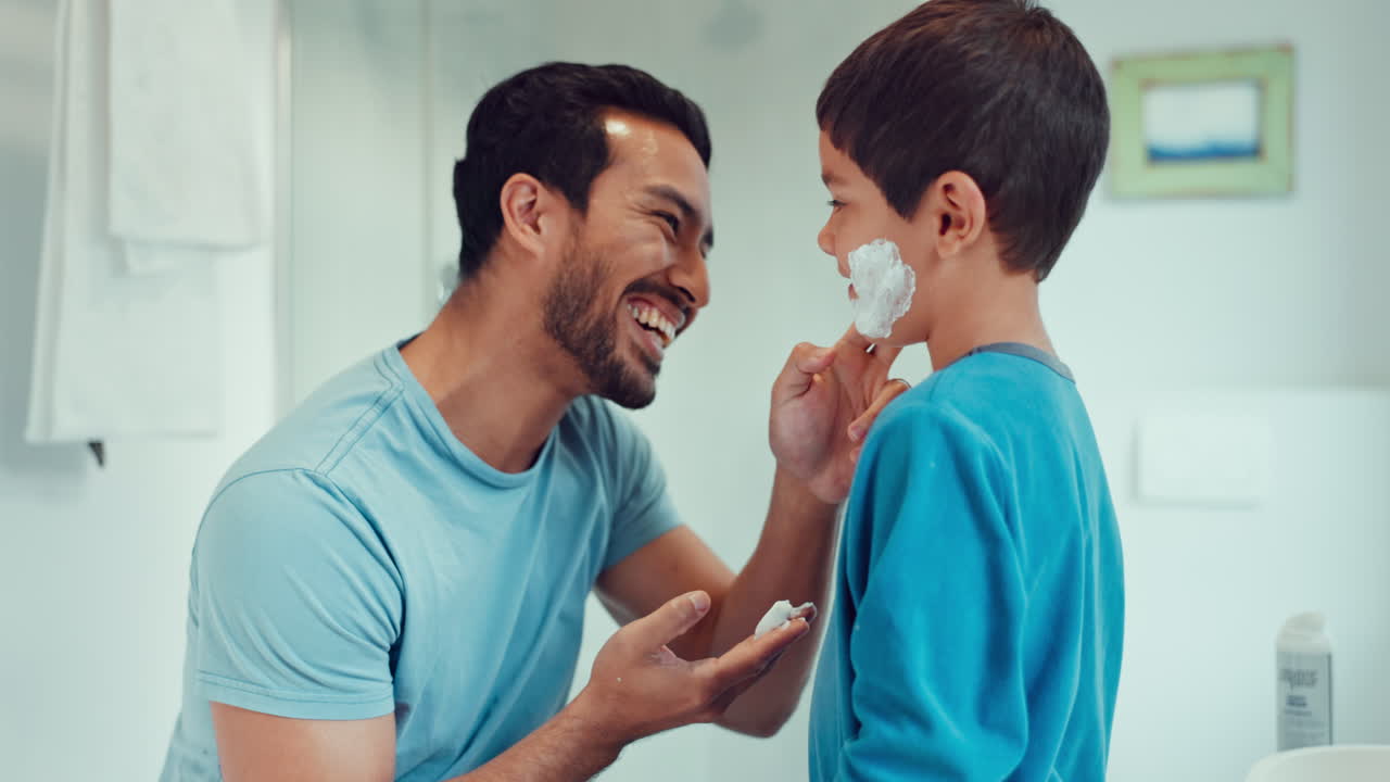 padre, hijo y aprendizaje con crema de afeitar