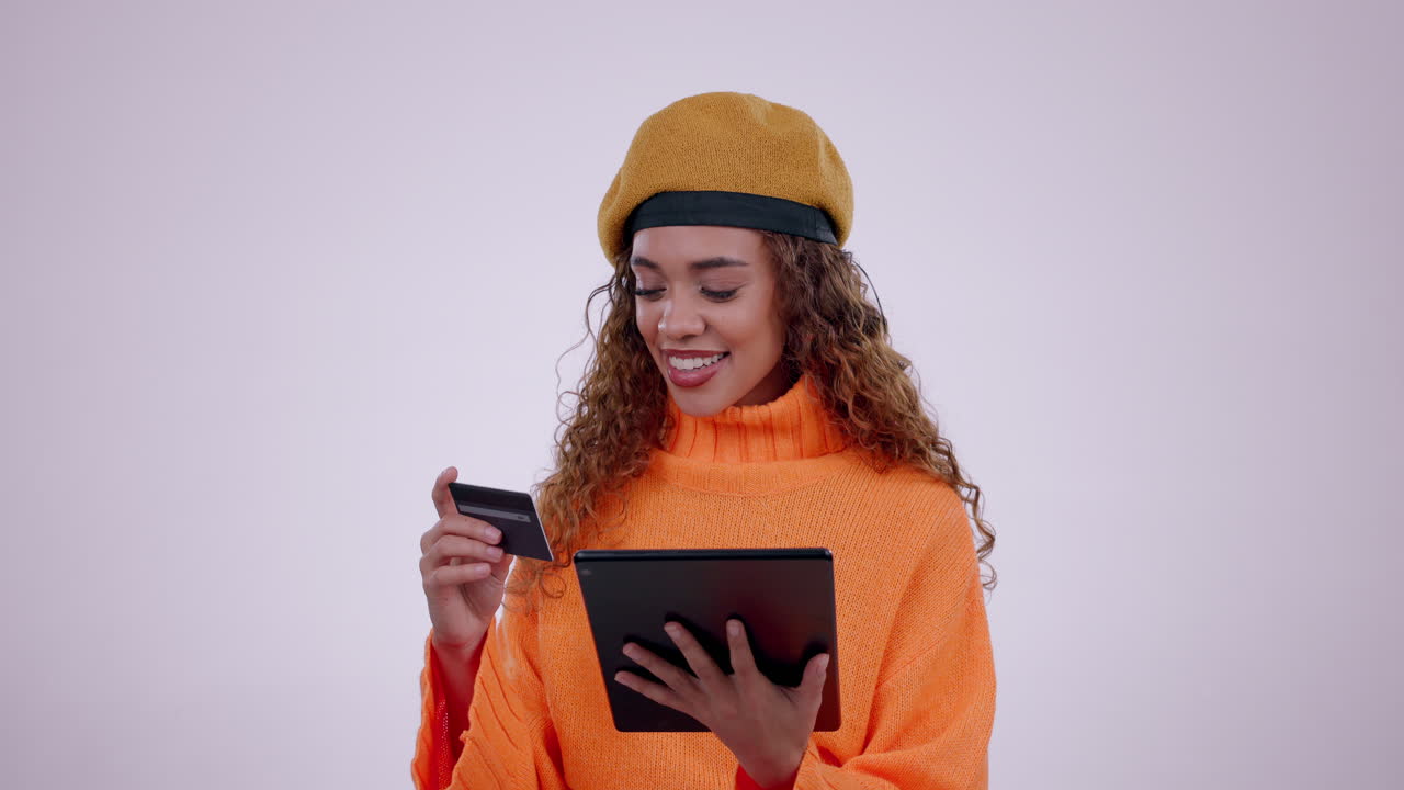 Glad kvinde, tablet og kreditkort ved onlinehandel