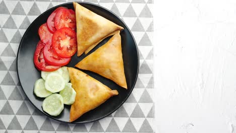 samosas crujientes con tomate y pepino