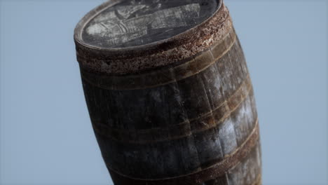 viejo barril de madera oxidado clásico