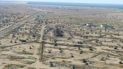 vista aérea que rodea el vasto triángulo de missouri campos de petróleo paisaje de arena seca de california