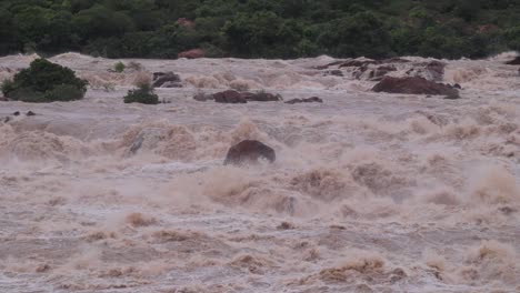 平らな山脈を流れる大洪水