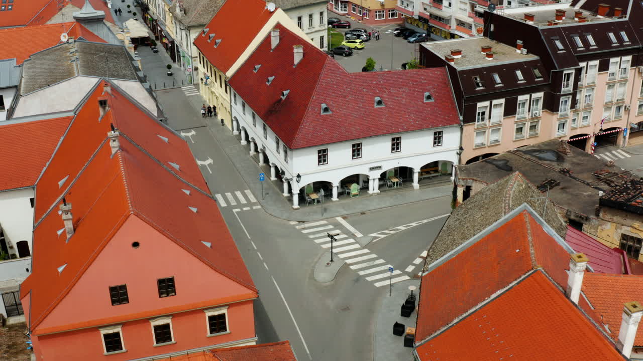 크로아티아 부코바르 도심에 있는 건물에 대한 바로크 양식의 건축 디자인