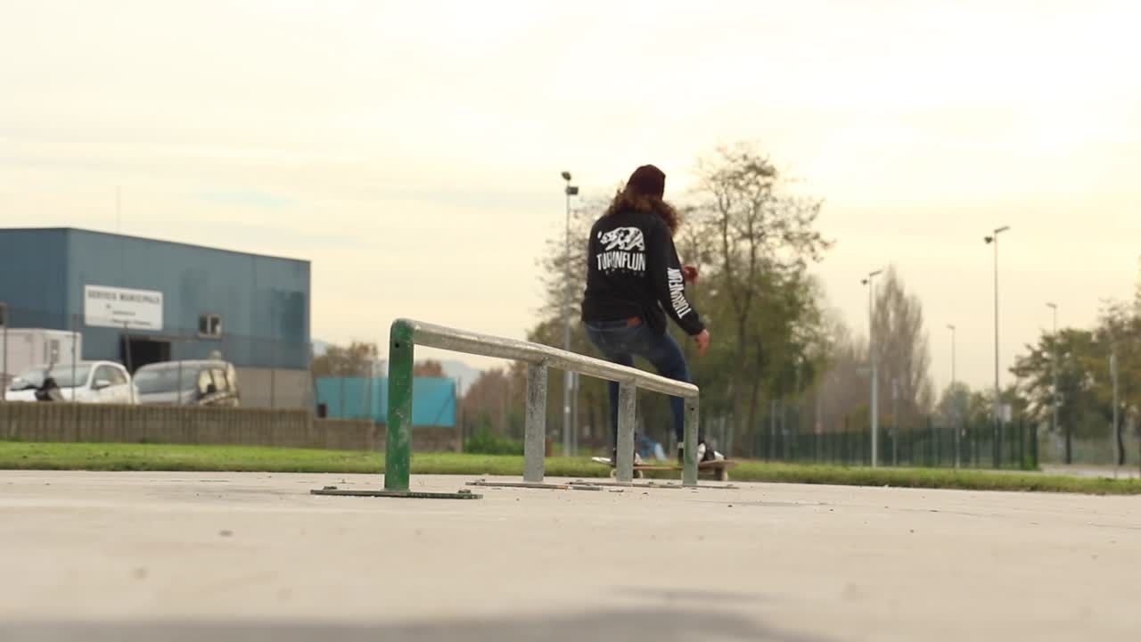 patinador hace grind fs débil tres sesenta en raíl en un viejo skatepark en cámara lenta