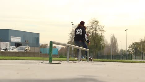 Skater-Macht-Grind-Fs-Schwach-Drei-Sechzig-Draußen-Auf-Der-Schiene-In-Einem-Alten-Skatepark-In-Slowmotion