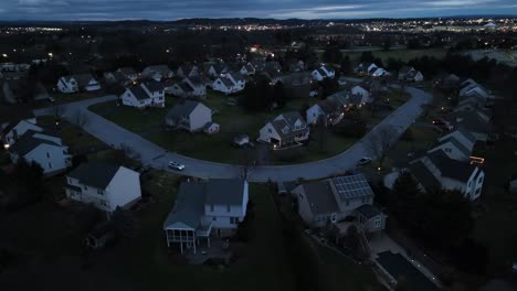 Large-houses-in-dark-American-neighborhood-at-night